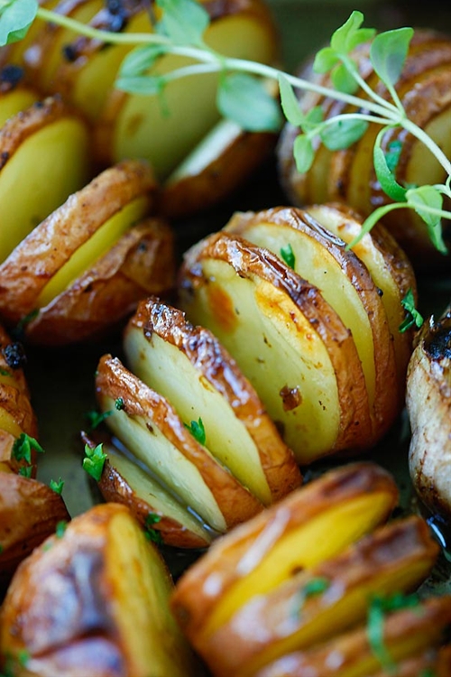 Garlic Herb Roasted Potatoes recipe Chefthisup