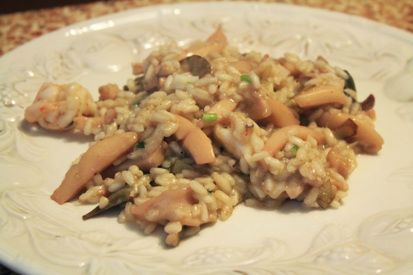 Risotto carnaroli con carciofi, gamberi e calamari. chiaramaci