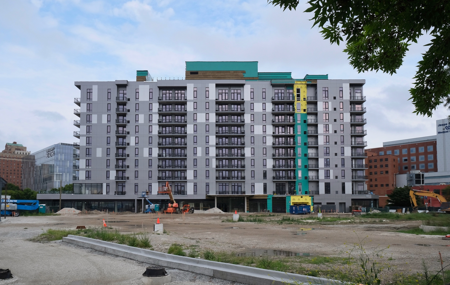 Cadence Apartments Receives Metal Paneling in Illinois Medical District