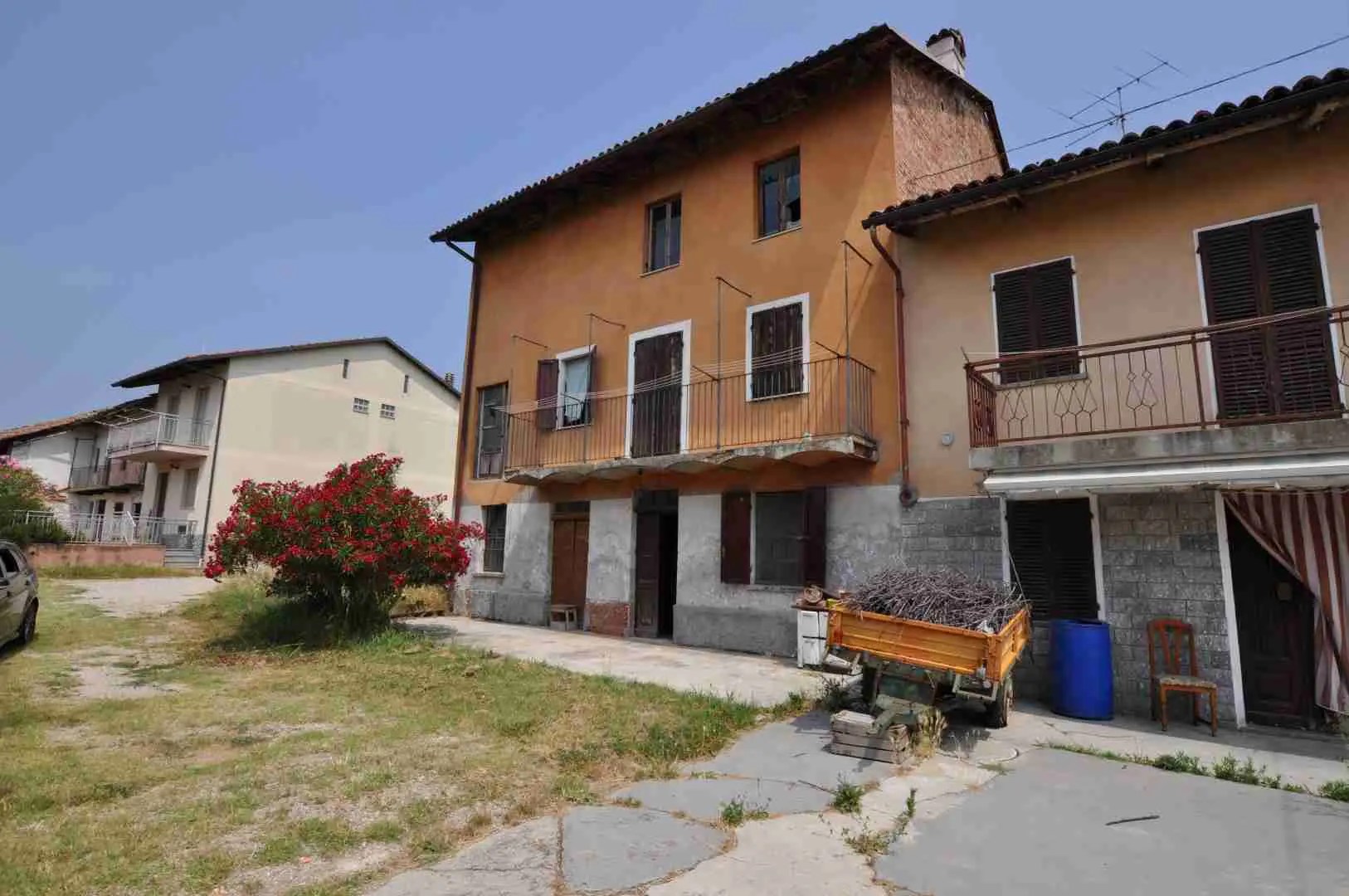 Rustic to renovate for sale in Govone to be restored Chicasa