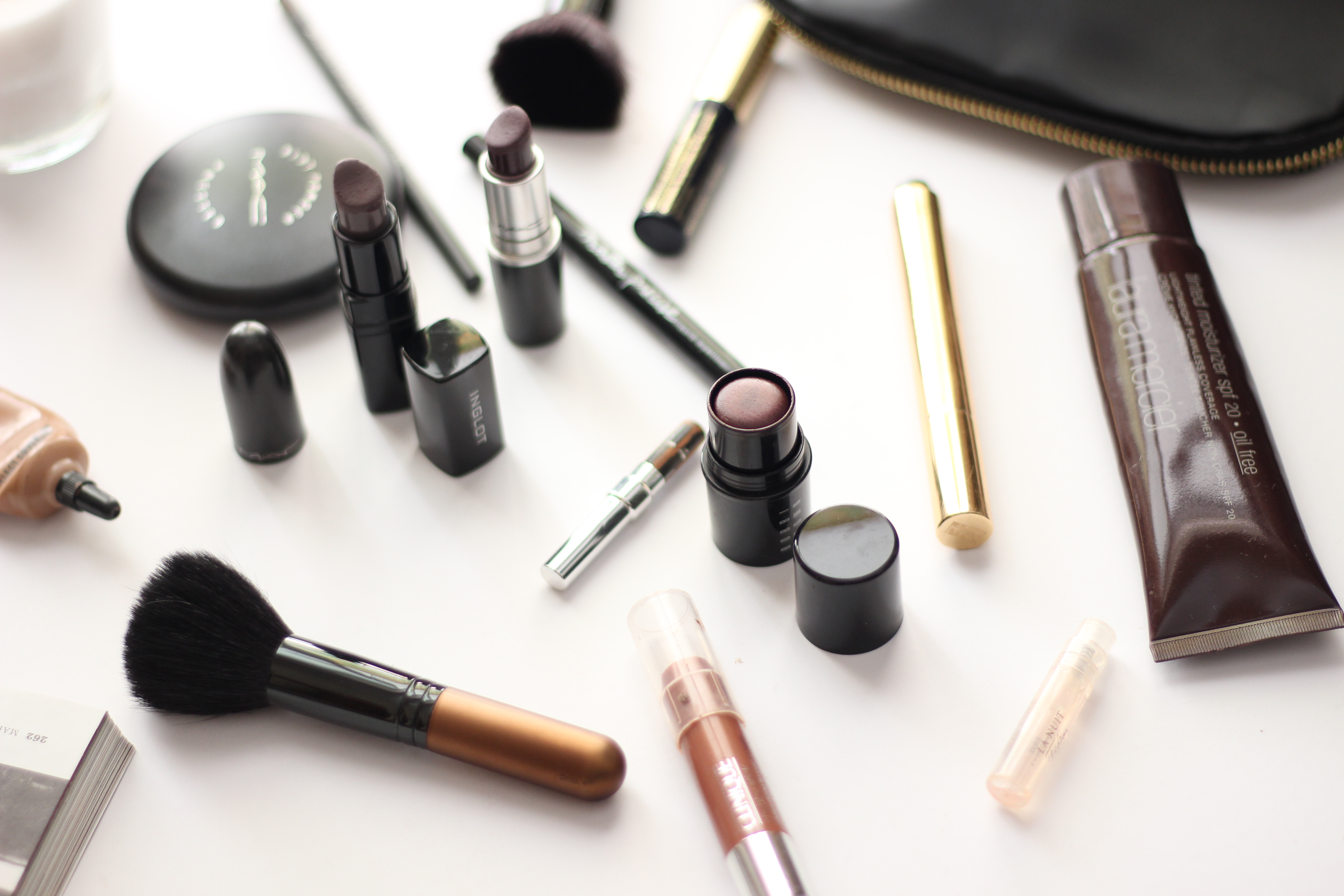 Makeup Bag Essentials Onthego carry on ChicGlamStyle