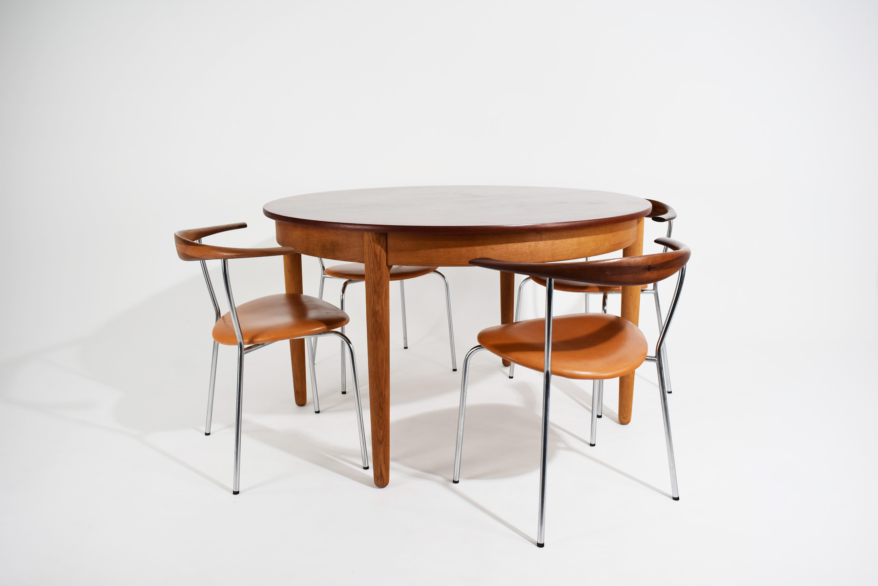 Hans J. Wegner / Andreas Tuck / Round Dining Table Chickadee & HOME