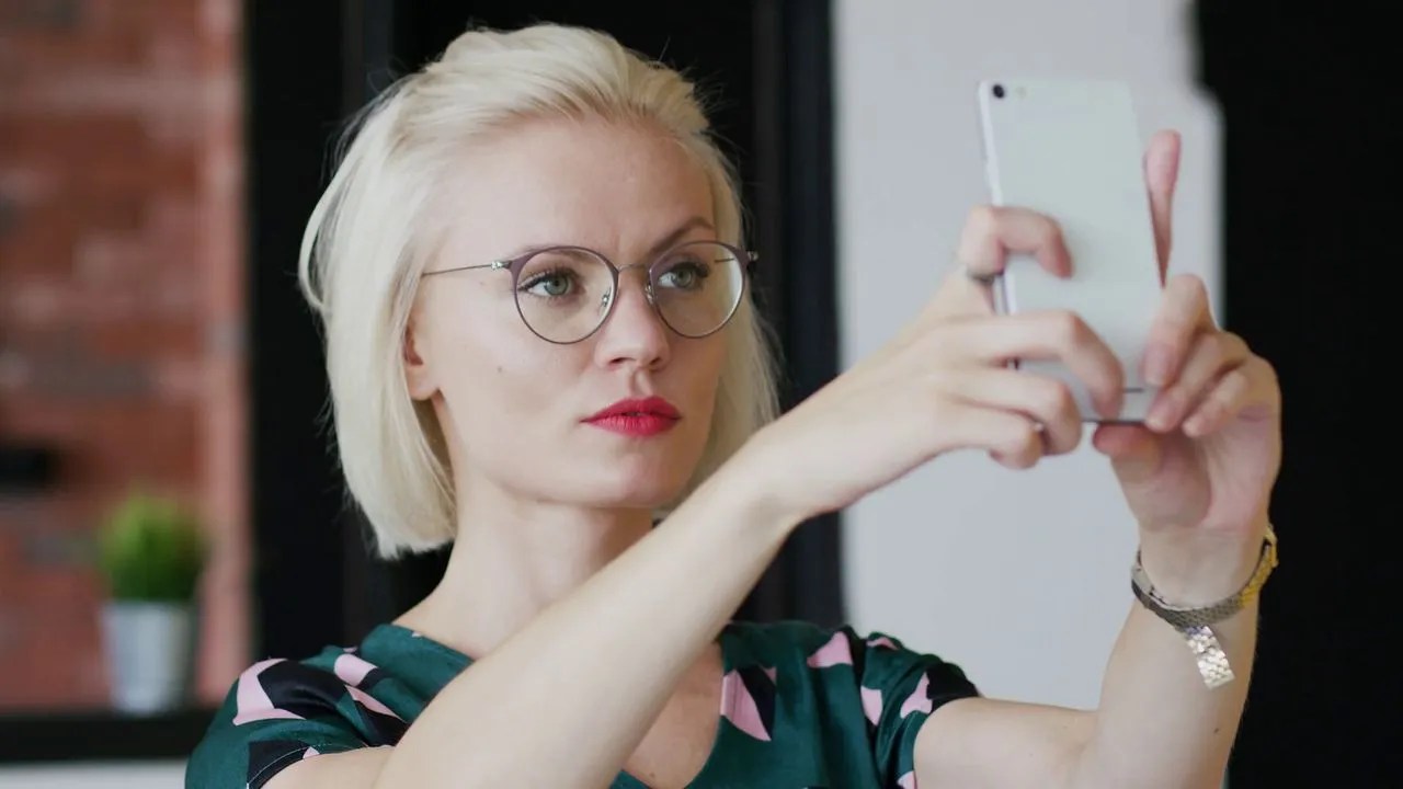 Glasses Tips To Match Your Eyeglasses With Your Outfit