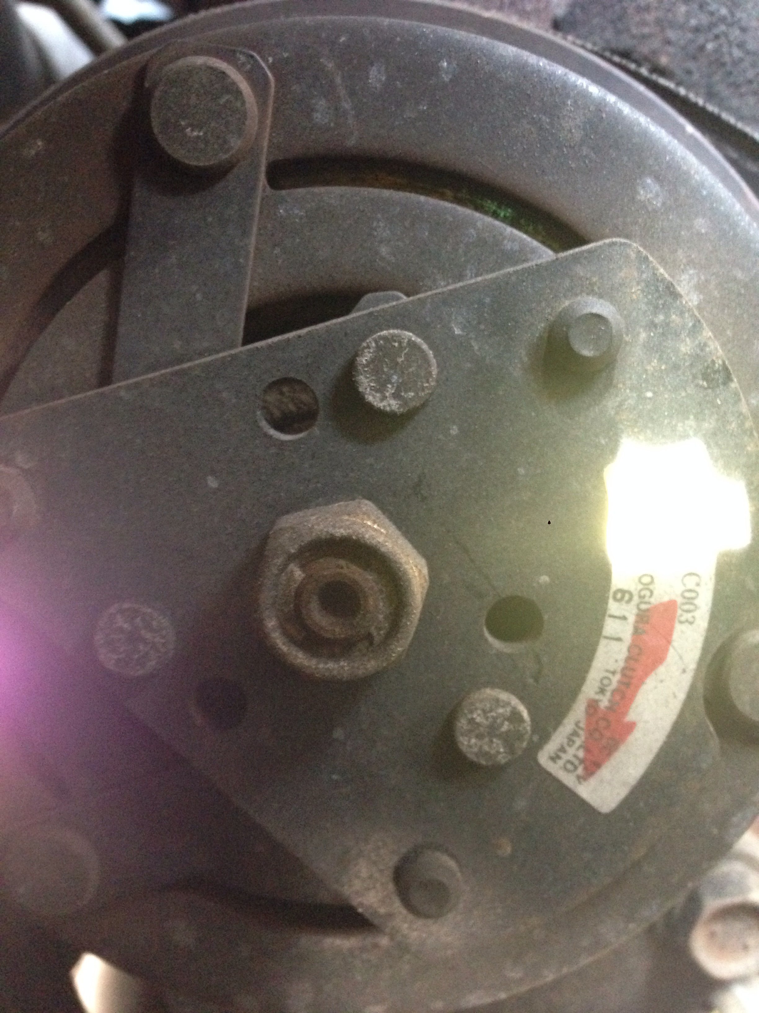 車のｴｱｺﾝをつけたらｷｭﾙｷｭﾙって音がするんですが、どうすれば直るのでしょ... Yahoo!知恵袋