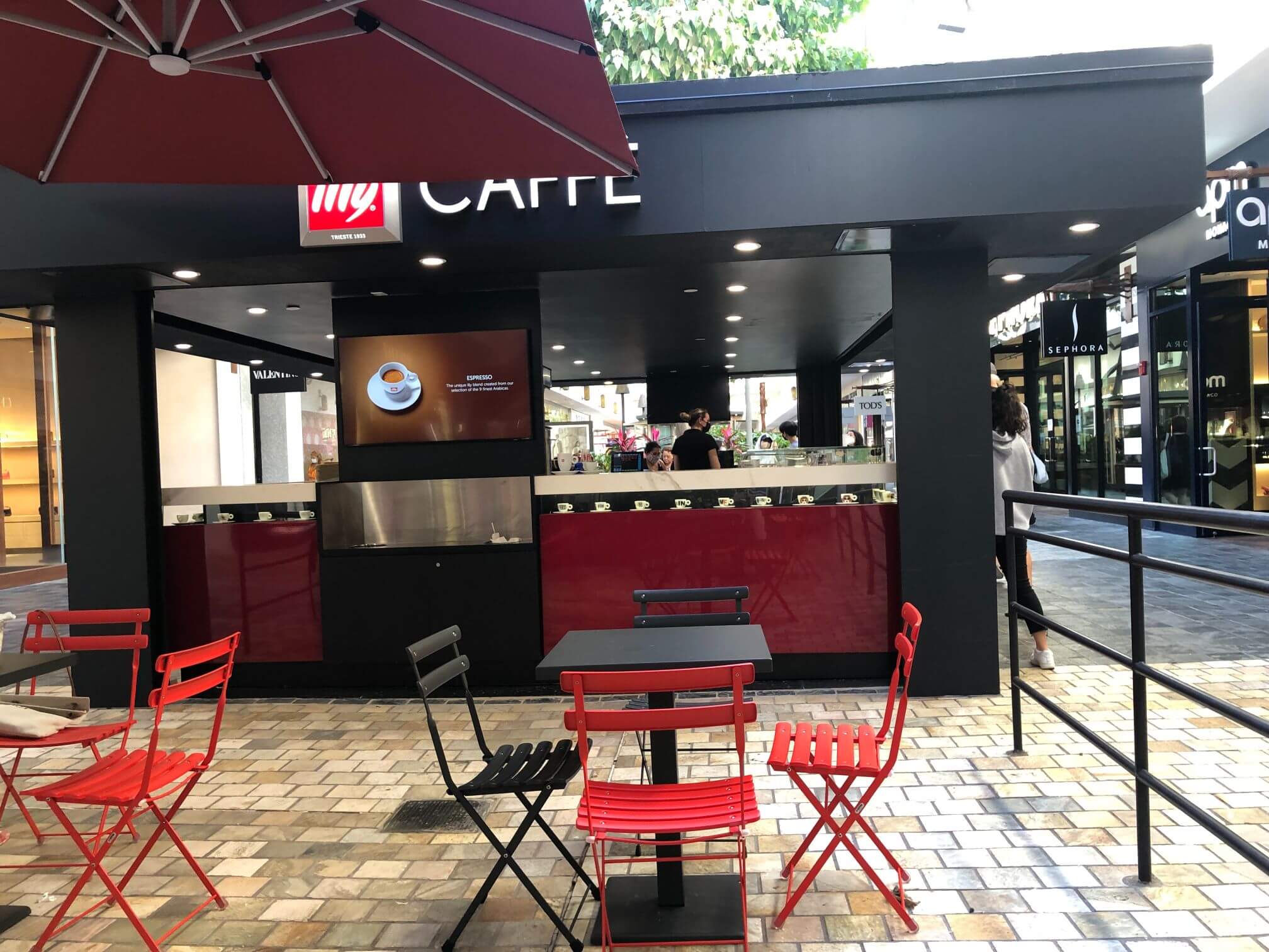 洗練されたモダンなカフェ「illy Caffe」がアラモアナセンターにオープン!｜子供と一緒に楽しくハワイ旅行したい