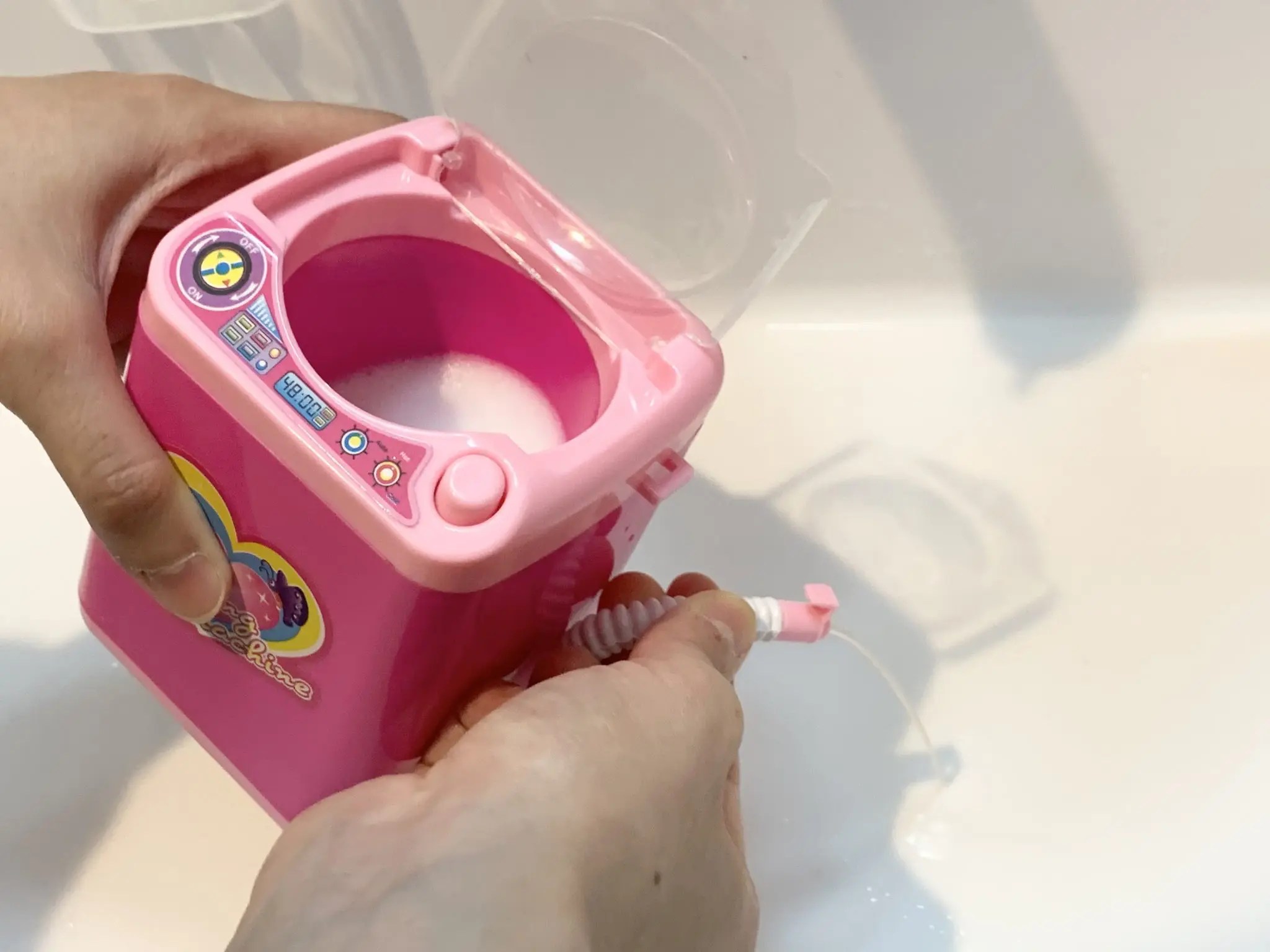 ダイソーのミニ洗濯機のおもちゃの使い方！メイク道具やマスクが洗える！
