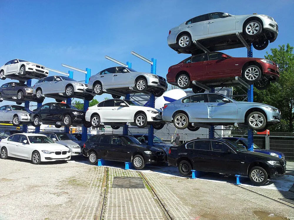 How to safely store a car with a car storage rack?