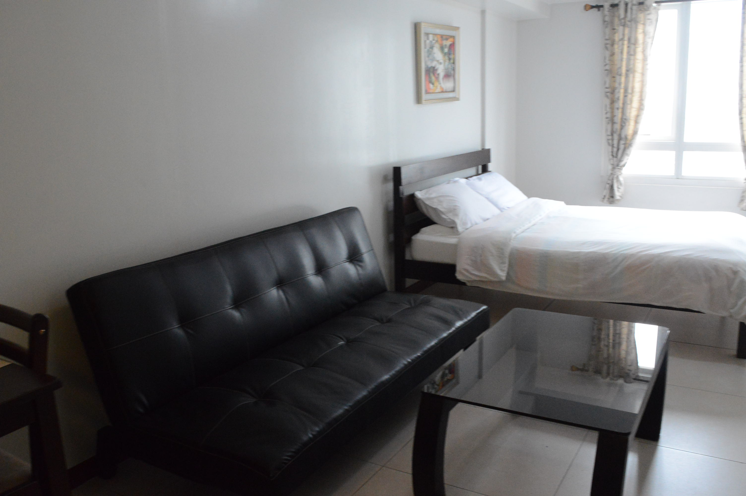 FOR RENT STUDIO TYPE UNIT IN THE COLUMNS LEGASPI フィリピン（マニラ・セブ）の賃貸物件を