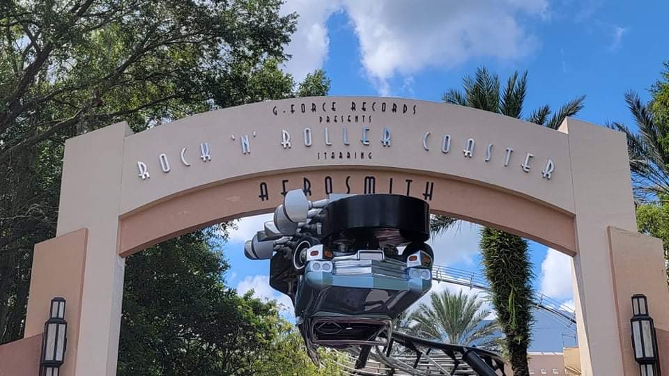 Scaffolding covers guitar ourside of Rock n Roller Coaster
