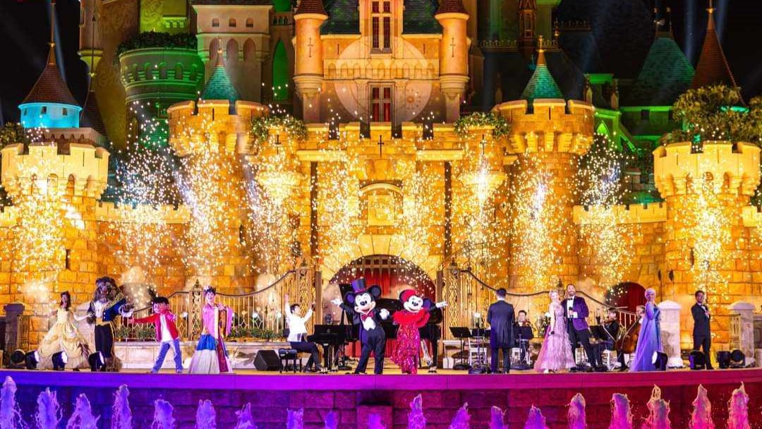 Acclaimed Musician Lang Lang took to the stage at Hong Kong Disneyland
