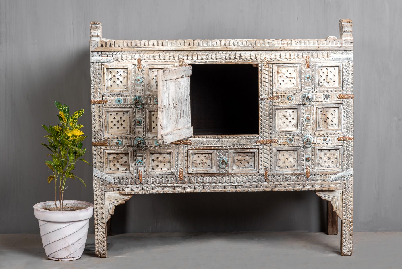 DAMCHIYA (DOWRY CHEST) Chisel and Log