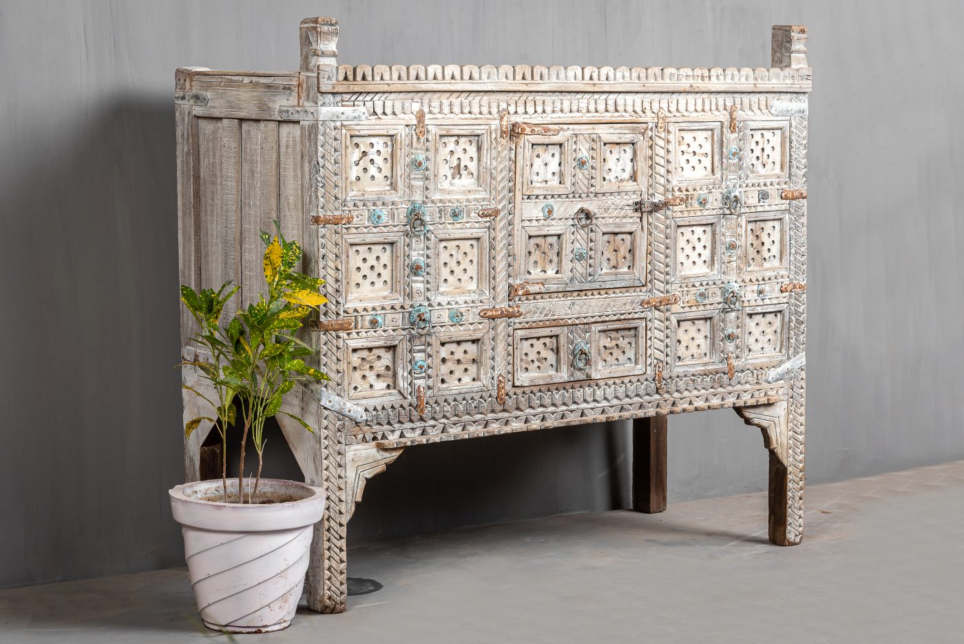 DAMCHIYA (DOWRY CHEST) Chisel and Log