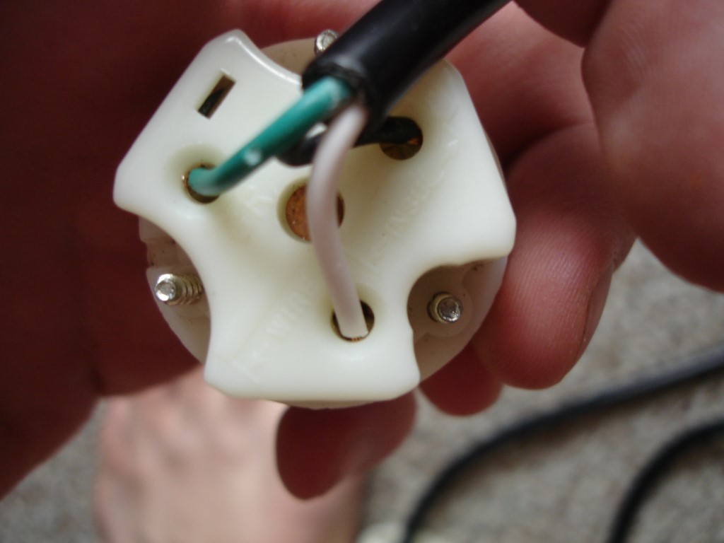 How to Make a Short Extension Cord / Put a New Plug on a