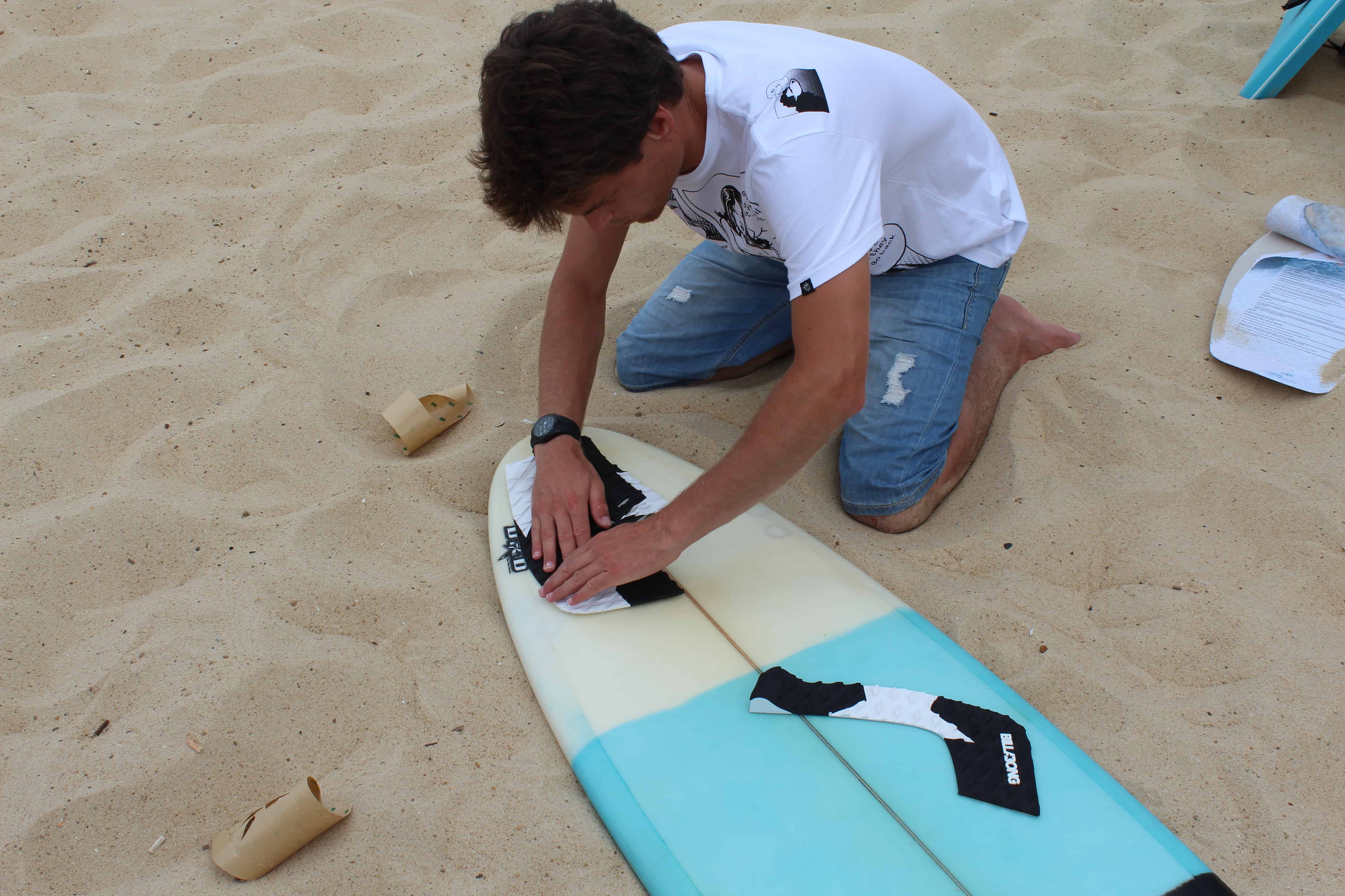 Comment mettre son grip sur une planche de surf Chris on the beach