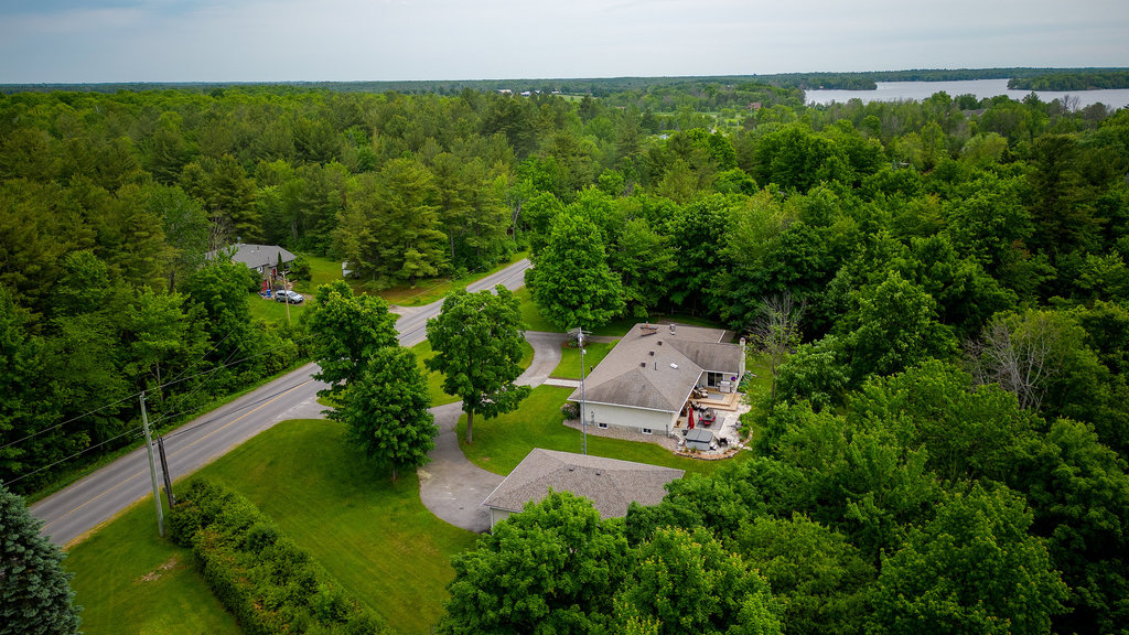 **SOLD** 3050 9TH LINE CARLETON PLACE COUNTRY HOME Chris Steeves