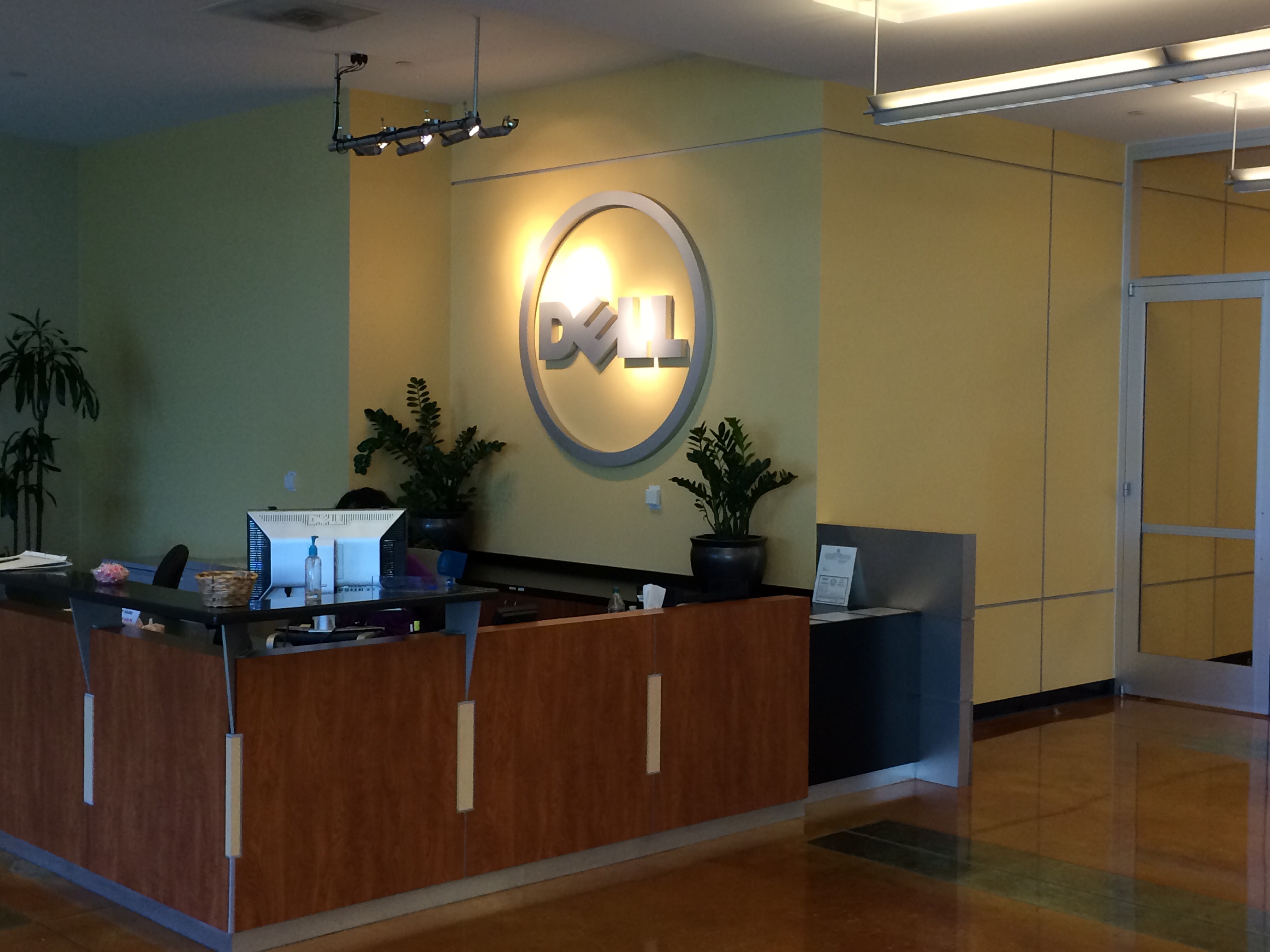 Dell’s retail store strategy yet to compare with online sales