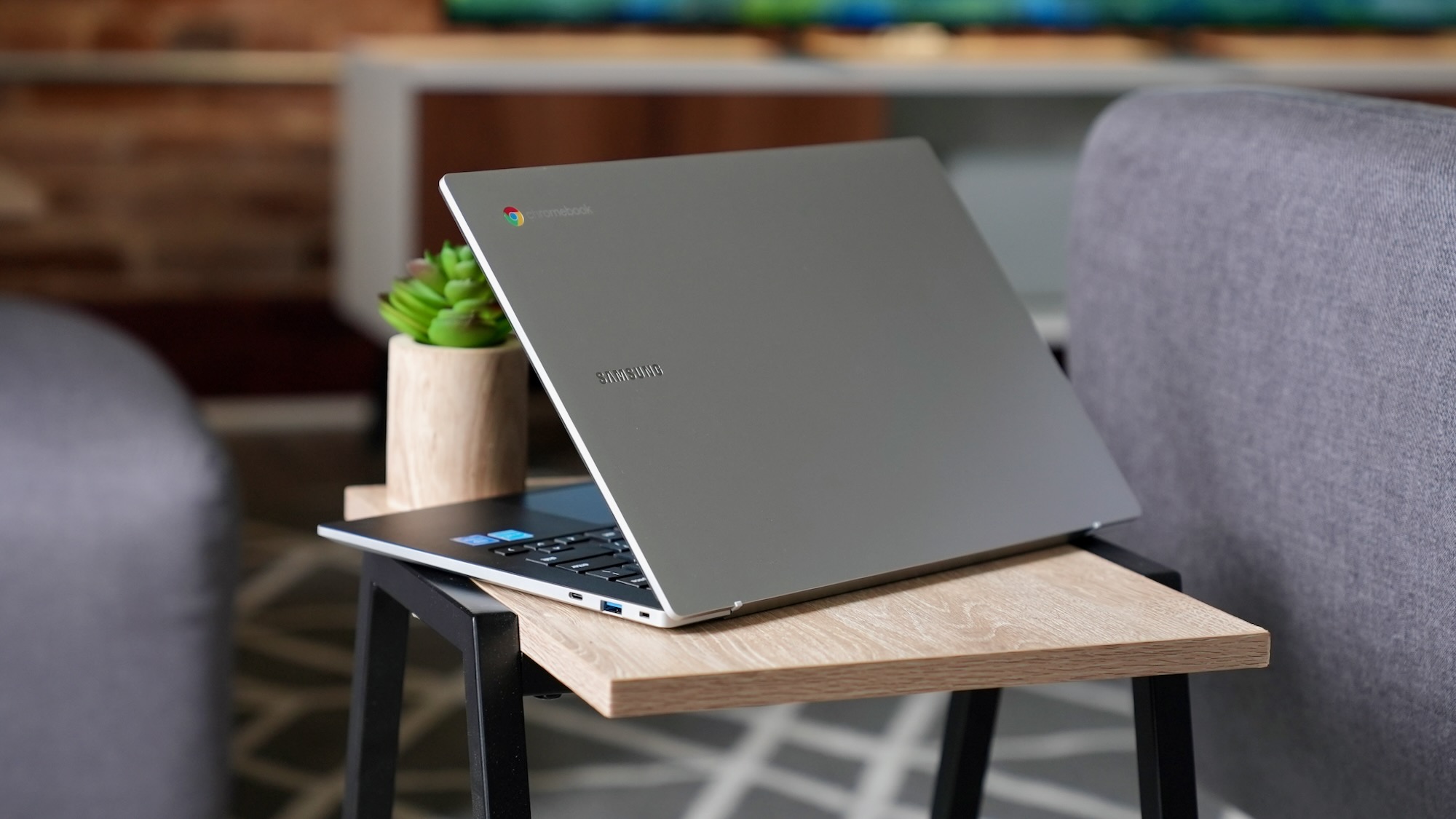 Chrome OS bug causes right speaker to crackle and distort