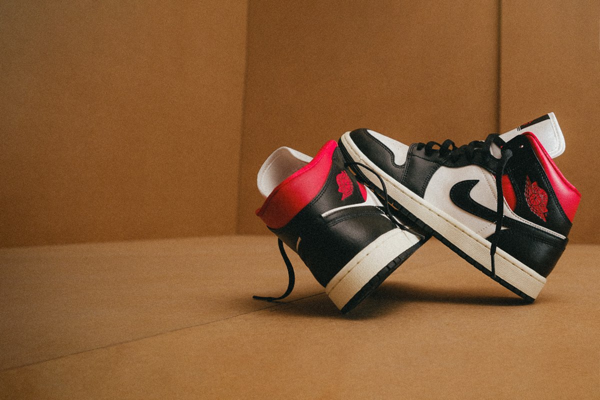 WMNS AIR JORDAN I BLACK GYM RED BSTN Chronicles