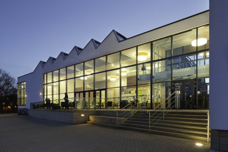 Pour Yarm school, un bâtiment contemporain en zinc ne fait