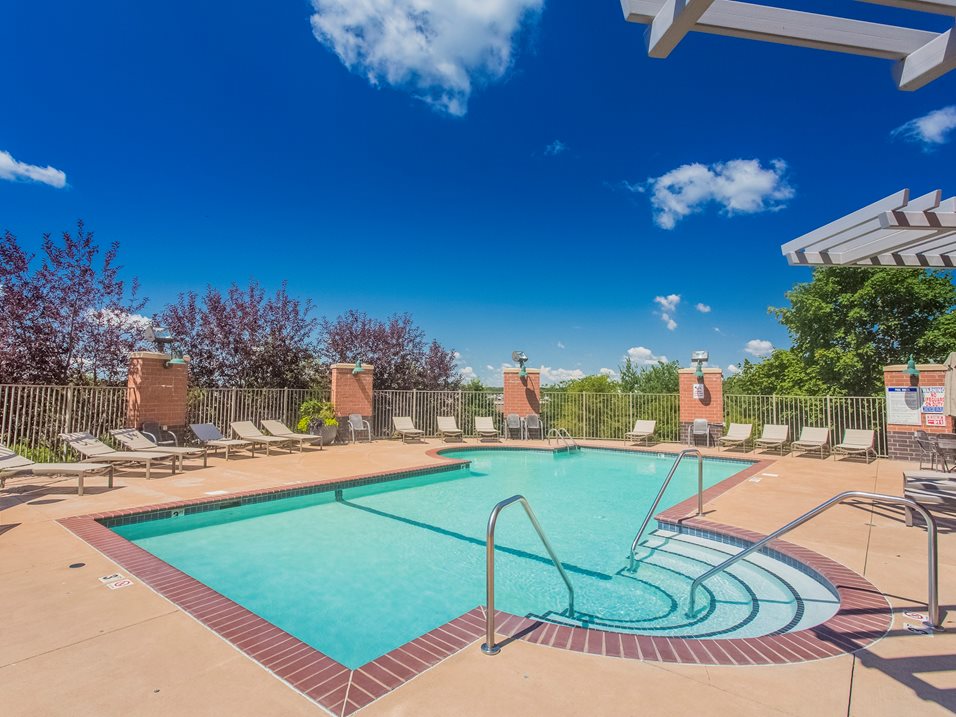 Bluffs at Nine Mile Creek Furnished Apartments in Eden Prairie, MN