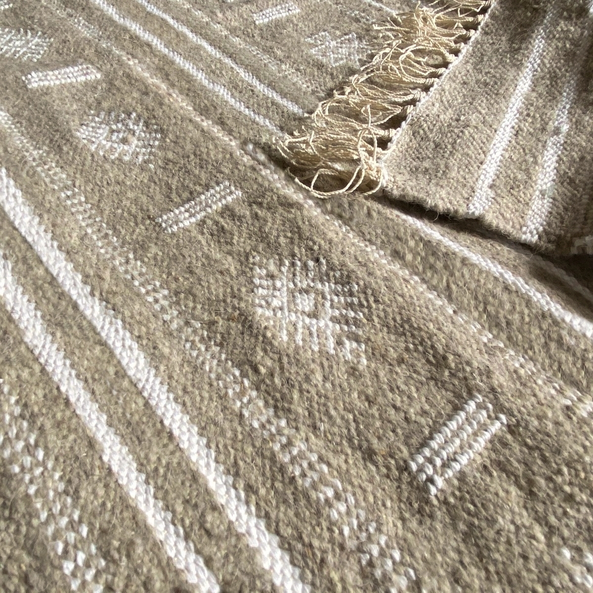 Teppich Kelim Alkahfe 110x200 Grau (Handgewebt, Wolle, Tunesien)