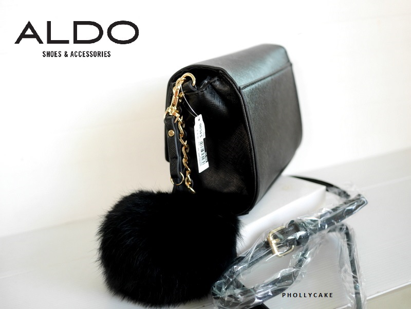 กระเป๋าสะพาย Aldo Astoewiel Crossbody Bag Neutral with Pom Pom กระเป๋า