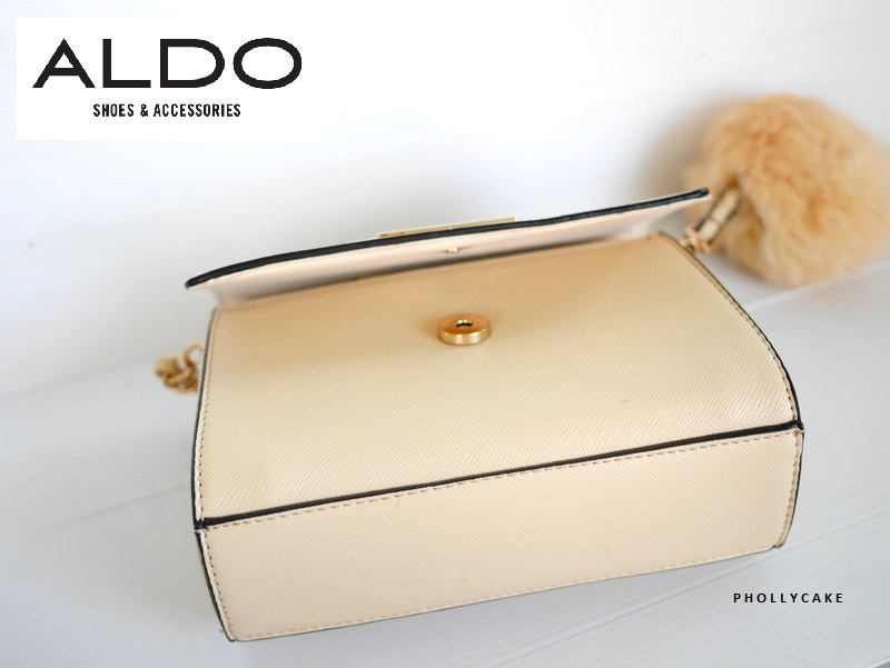 กระเป๋าสะพาย Aldo Astoewiel Crossbody Bag Neutral with Pom Pom กระเป๋า