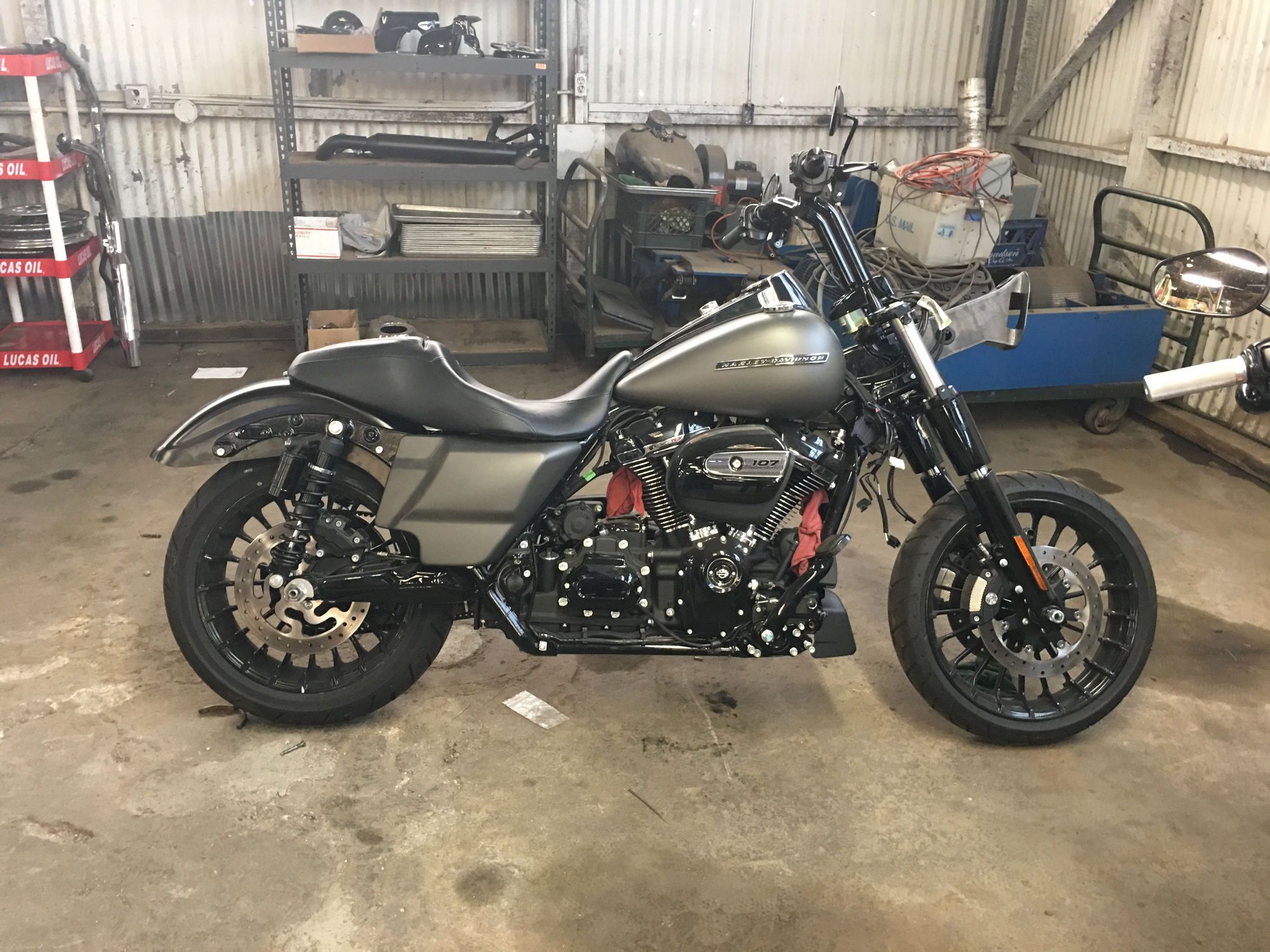 Single or dual headlight, sound system options, storage. All hardware and installation dvd included in the original box exactly. Harley RoadKing Special Retro FXRT BUILD Harley Davidson Forums