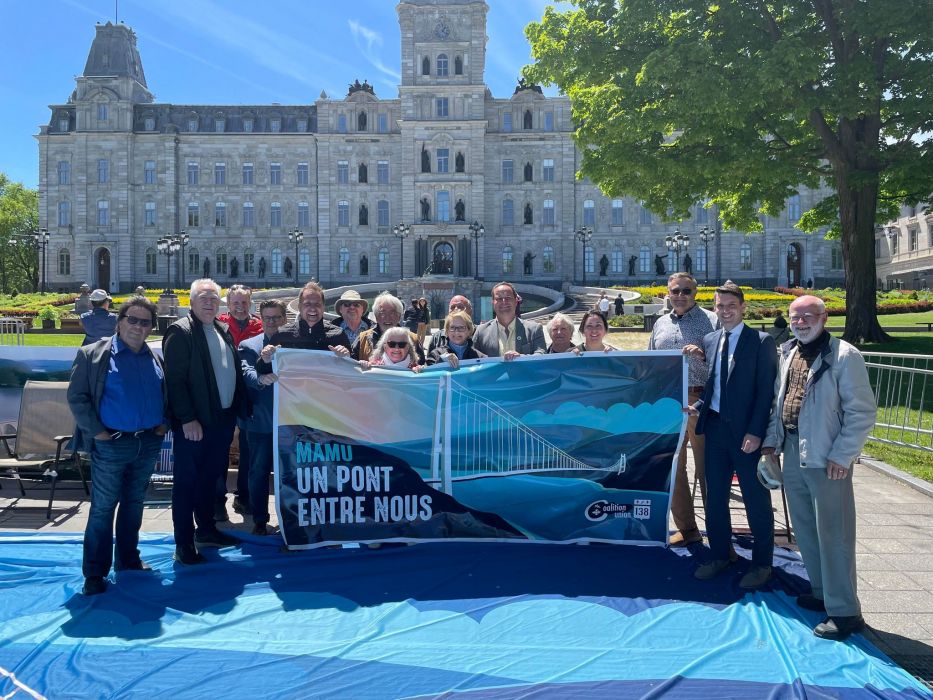 Pont TadoussacBaieSainteCatherine Les militants se font voir