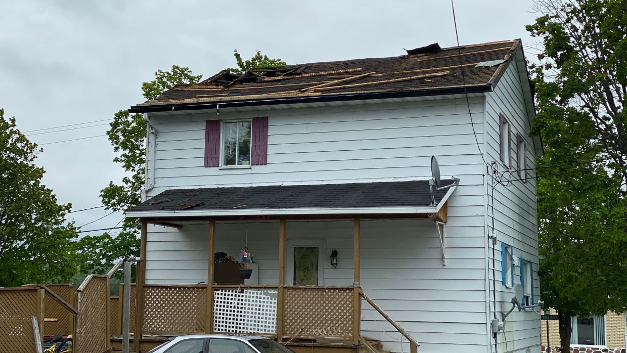 Le toit d'une maison soufflé par le vent à SaintMathieudeRioux TVA