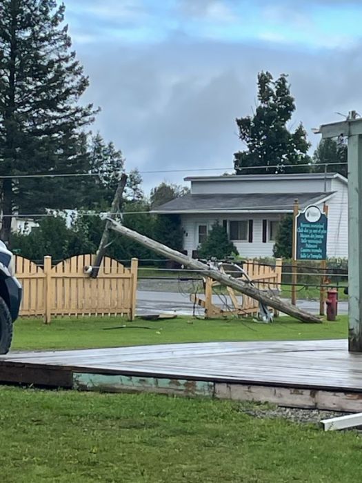 Un camion arrache des fils électriques à SaintElzéardeBonaventure