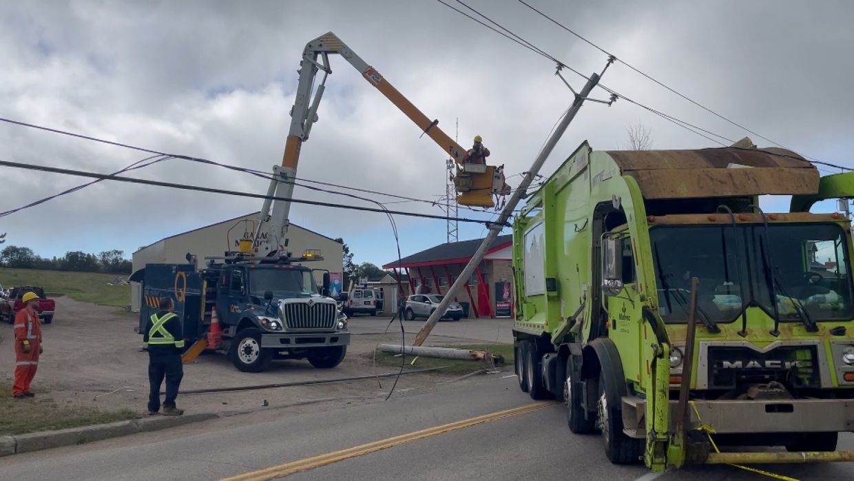 Les Éboulements Un camion à ordures endommage un poteau électrique