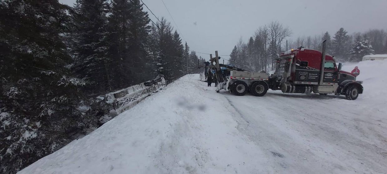 Sortie de route d'un poids lourd à StFrançoisdeMadawaska TVA CIMT CHAU