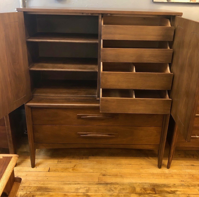 Broyhill Emphasis Gentleman's Chest Circa