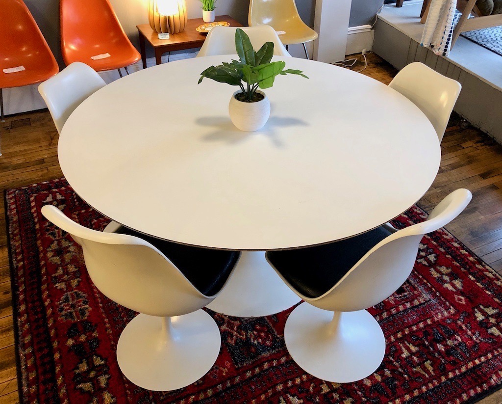 Vintage Saarinen Tulip Table and Chairs for KNOLL 54" Circa