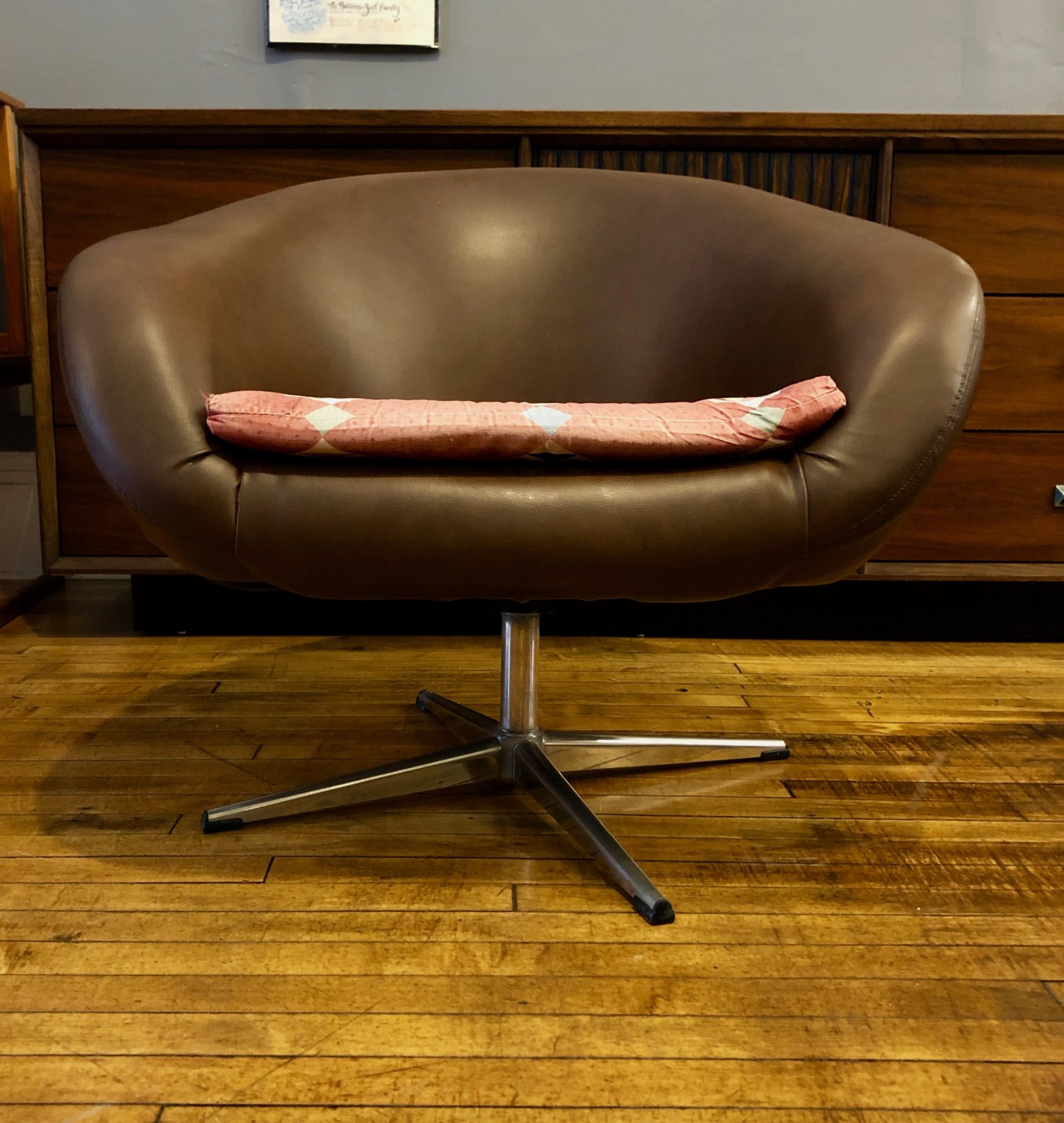 Vintage Overman Pod Swivel Chair from Sweden Circa Vintage Overman Pod Swivel Chair from Sweden Circa