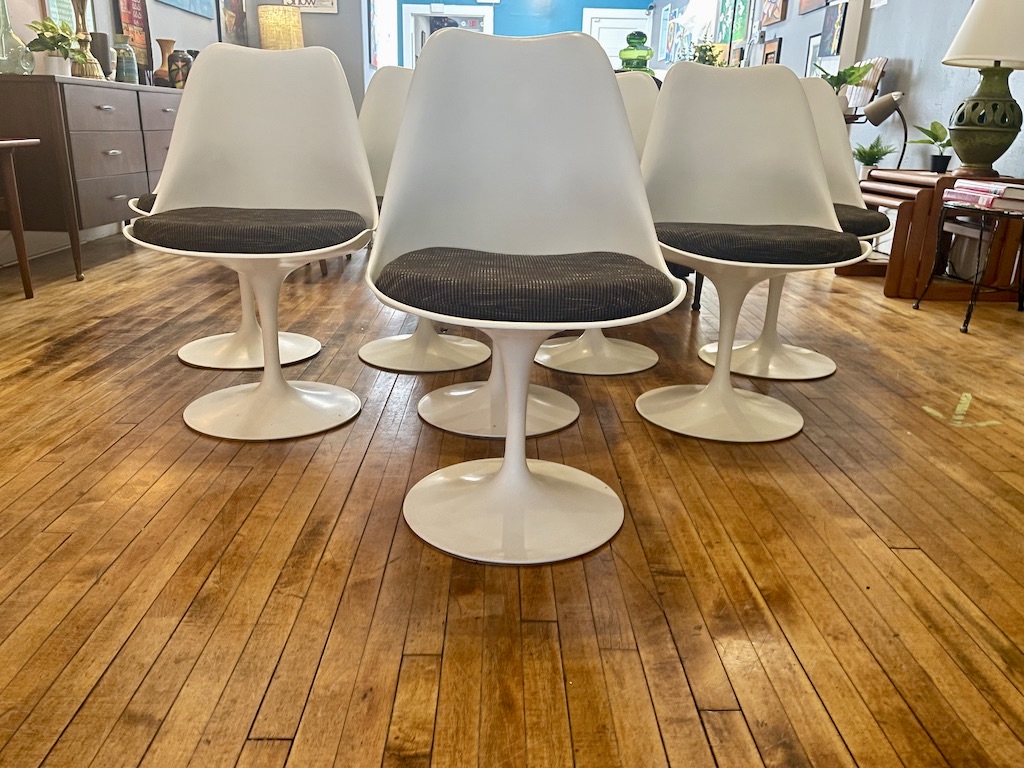 Vintage Set of 8 Tulip Chairs by Eero Saarinen for KNOLL Circa