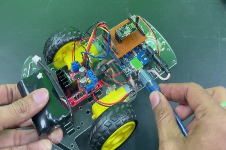 How to Build a Hand Gesture controlled Robot using Arduino