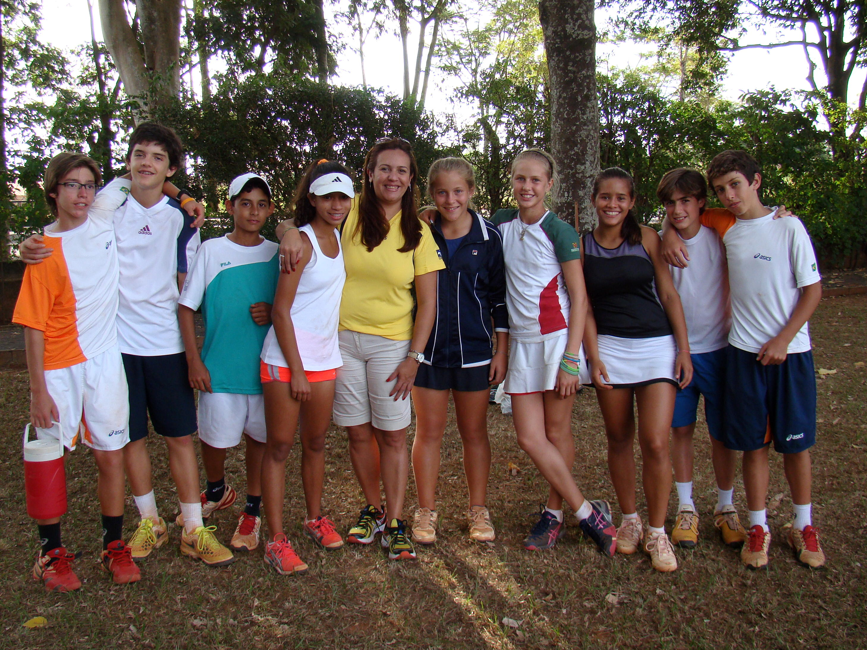 Tenistas plantam mudas no Harmonia Tênis Clube Circuito Nacional