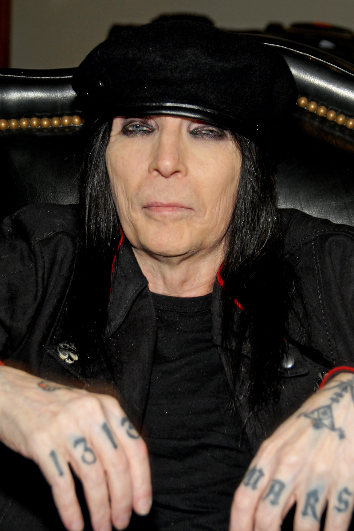 Mick Mars Net Worth Is A Whopping 40 Million Yet He Is The Poorest