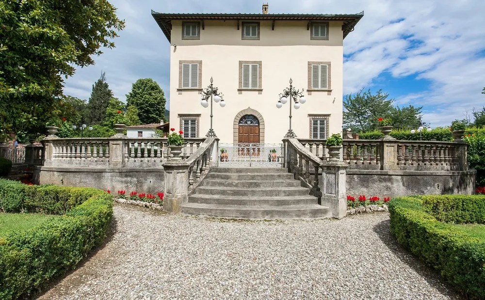 Buying a house in Lucca City Gold Media