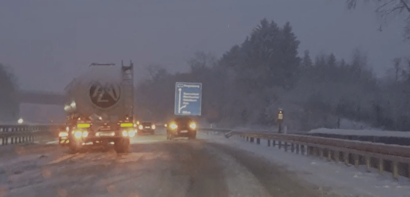 Glatte Straßen und querstehende LKW durch den Schneefall der vergangenen Nacht CityRadio Saarland