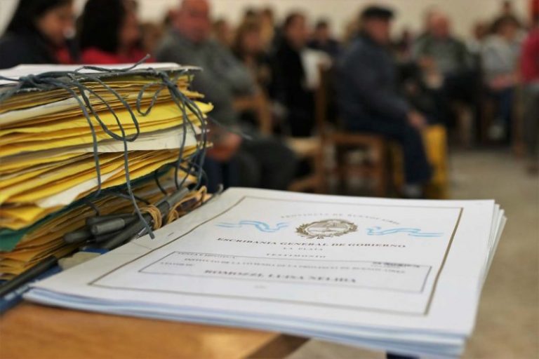 Un notario público registrado las emite. 1cómo comprar una casa en estados unidos si eres ciudadano norteamericano o residente. Un derecho adquirido Después de 40 años recibieron la escritura de