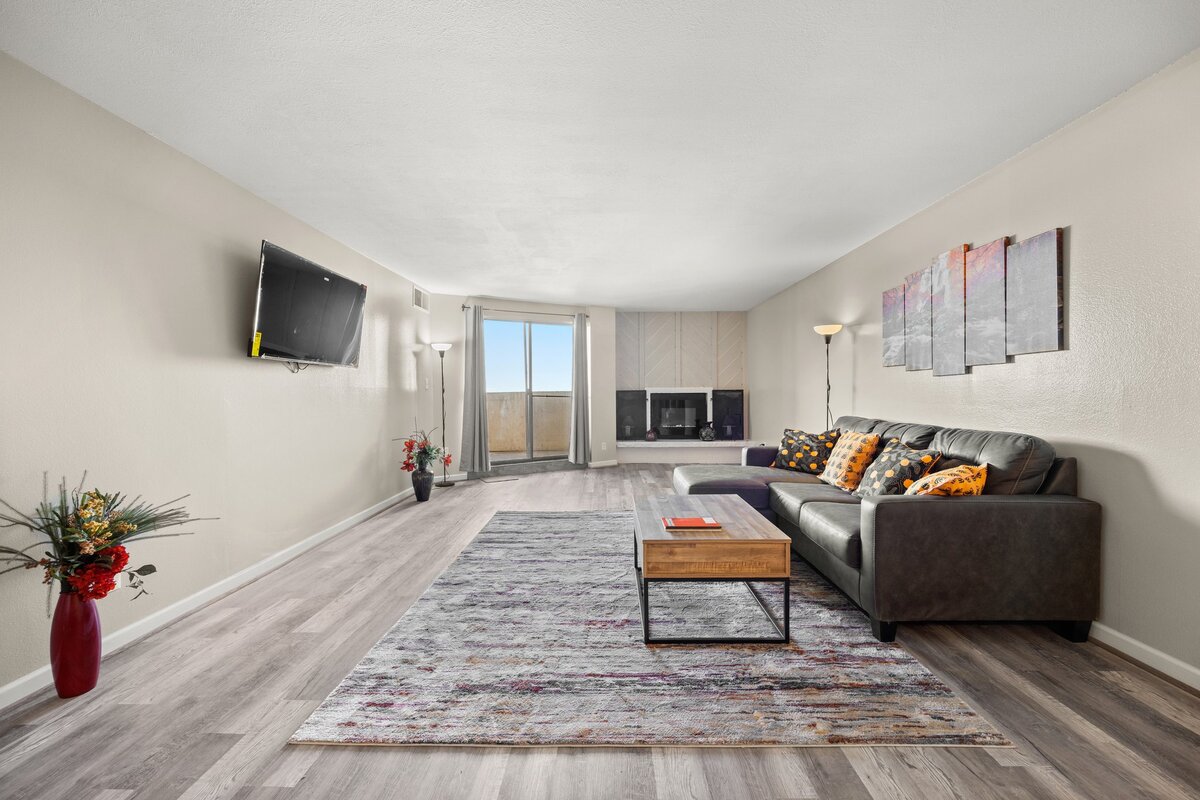 Stunning DTC Condo Mountain Views, Pool, Parking! Luxury home