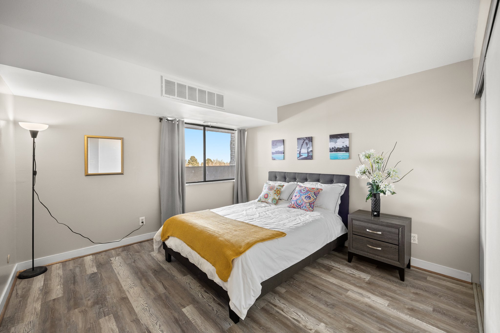 Stunning DTC Condo Mountain Views, Pool, Parking! Luxury home