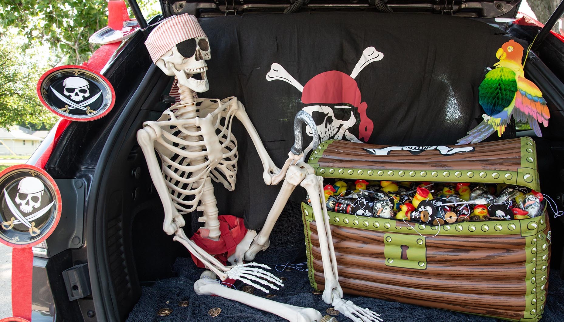 Pirate Skeleton Trunk or Treat Idea Fun365
