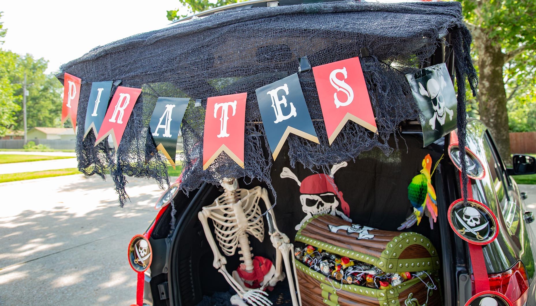 Pirate Skeleton Trunk or Treat Idea Fun365