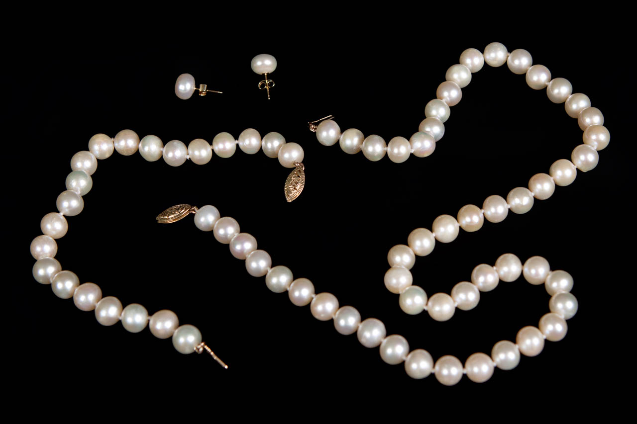 What Are The Different Types of Jewelry Clasps? (7 Common Types)