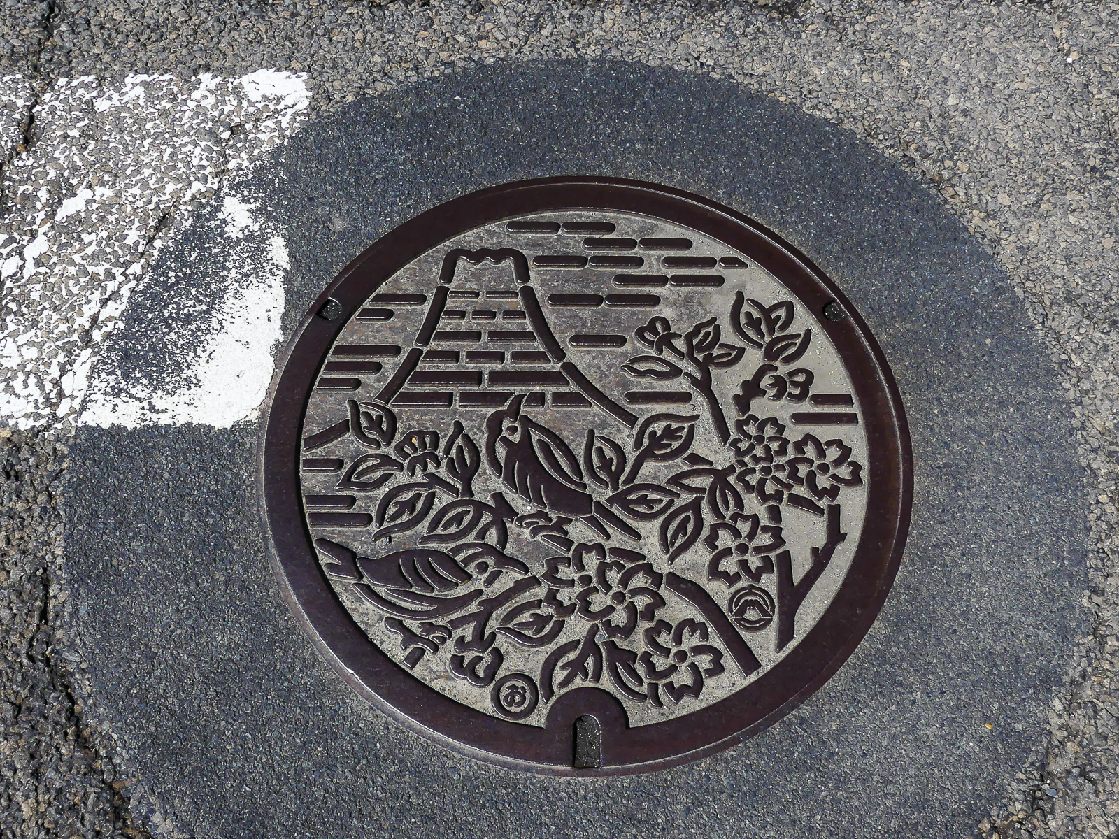 Plaque d'égoût à Fujiyoshida - vue sur le Mont Fuji à 1h30 du Tokyo en train