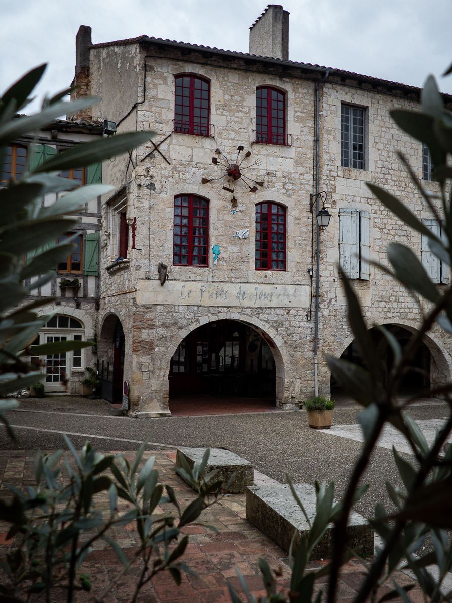 Lauzerte, place des Cornières